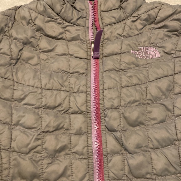 Grey and purple North Face jacket - Picture 5 of 10
